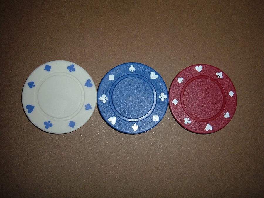 Tumpukan chip poker di atas meja