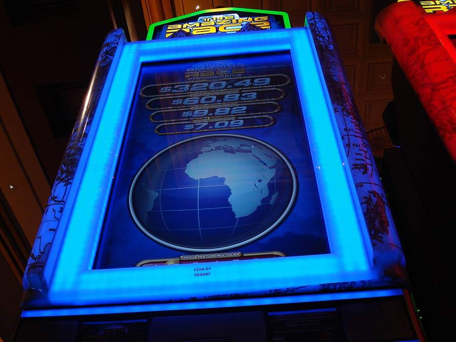 Mesin slot online dengan lampu cerah